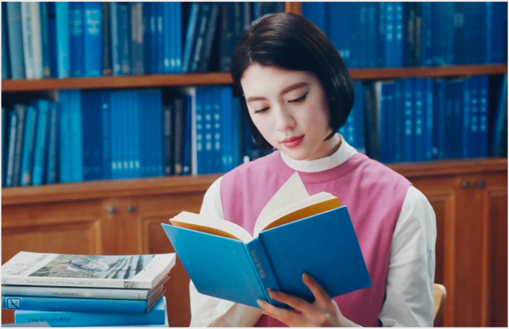 スポティファイ Cm新宝島を聞く俳優と図書館の女優は誰 青い本 Yutori Channel スポティファイ Cm新宝島を聞く俳優と図書館の女優は誰 青い本 Yutori Channel