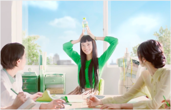 いろはすcm 緑の服でオン眉髪型の女優は誰 メロンクリームソーダ Yutori Channel