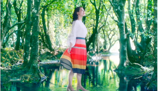 東急プラザ2018CMの女優は誰？赤いスカートと自然が美しい！