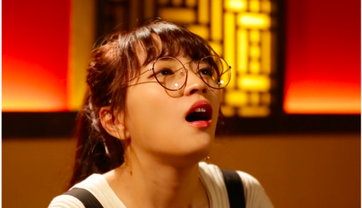激辛グルメ祭2018CM汗だくで麻婆豆腐を食べる眼鏡の女優は誰？