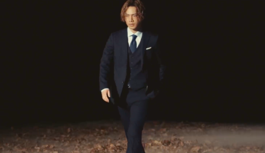 洋服の青山CMで落ち葉の道を歩くスーツ姿のイケメン俳優は誰？