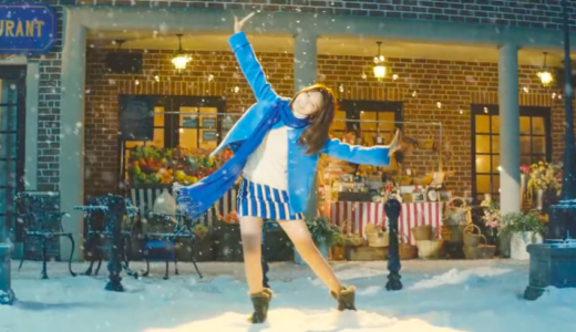 ABCマートスノーブーツCMの青いコートの女優は誰？雪の上で踊る美脚美女！