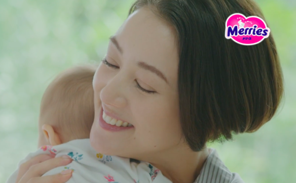 花王メリーズcmの女優は誰 赤ちゃんのおしめを替えて抱っこするハーフ女性 Yutori Channel