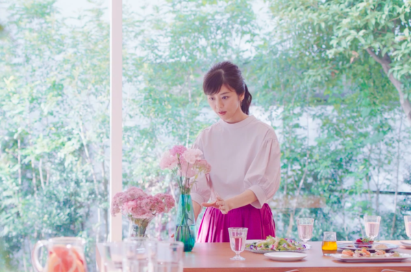 ちふれ綾花cmのピンク服の女優は誰 花を花瓶に差し替える女性が美しい Yutori Channel