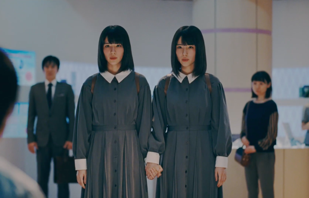 アルコン コンタクトcm双子の女子中学生役の女優は誰 綾野剛と共演 Yutori Channel アルコン コンタクトcm双子の女子中学生役の女優は誰 綾野剛と共演 Yutori Channel