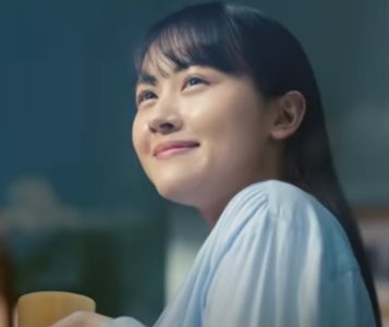 エアコン『ノクリア』CMで外の景色を見ながら笑顔を浮かべる黒髪ロングヘアーの女優は誰？