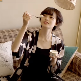 『ハーゲンダッツ』CMでアイスを美味しそうに食べるショートカットの女優は誰？