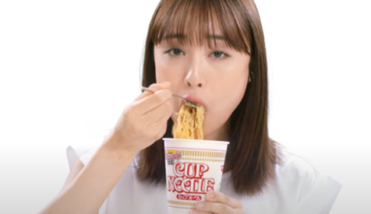 日清『カップヌードル カップヌードルクエスト』CMでひたすらカップラーメンを食べている女優は誰？
