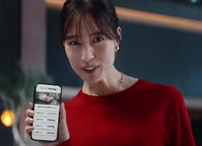『トリバゴ』CM2025に出演している赤い服の女優は誰？